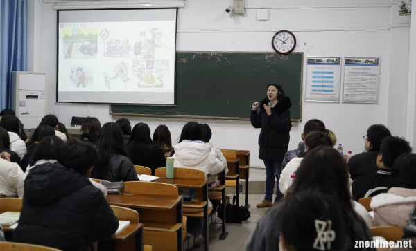 武昌理工学院党委书记汪继平一行深入课堂听思政课(图1)