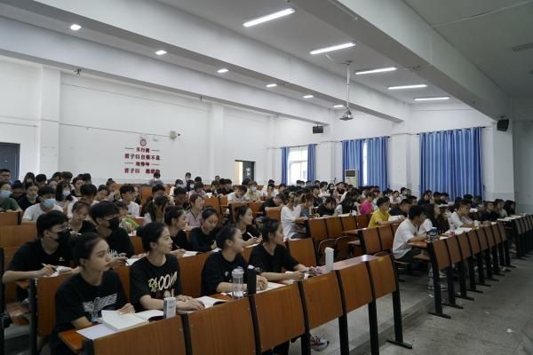 武昌理工学院：开学首日学校领导进课堂与学生同听“第一课”(图2)